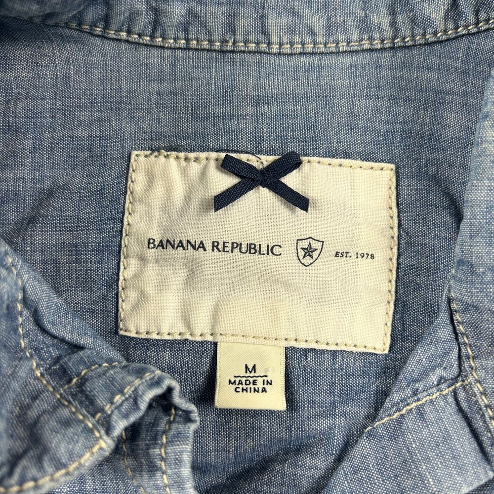 Banana Republic Western Shirt Womens Medium Blue Chambray Pearl Snap Denim Top - Picture 2 of 6